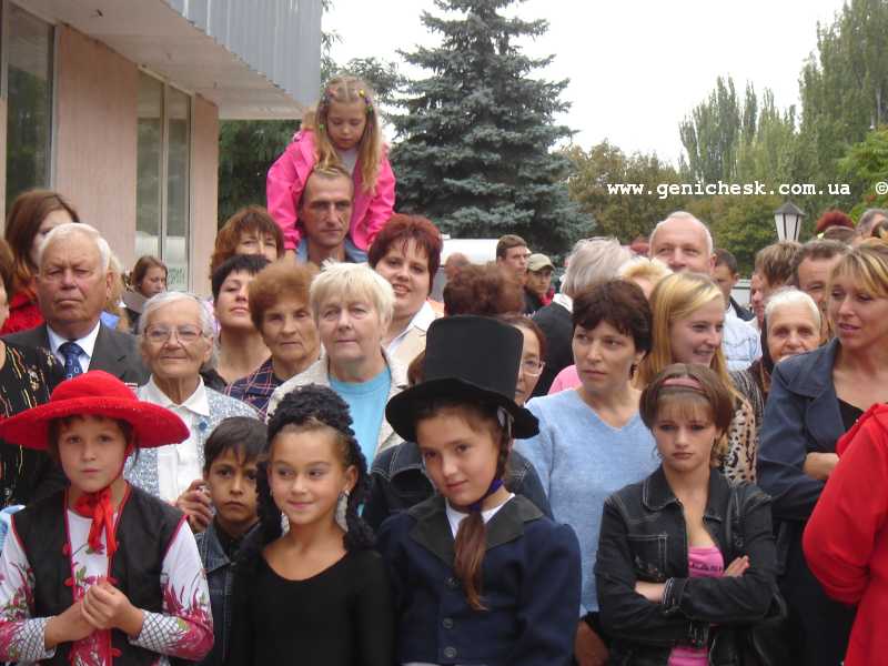 В праздничный день - День города Геническ собрались все поколения геничан