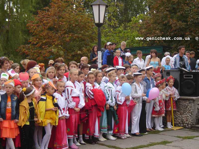Самые юные жители приморского курортного городка на празднике