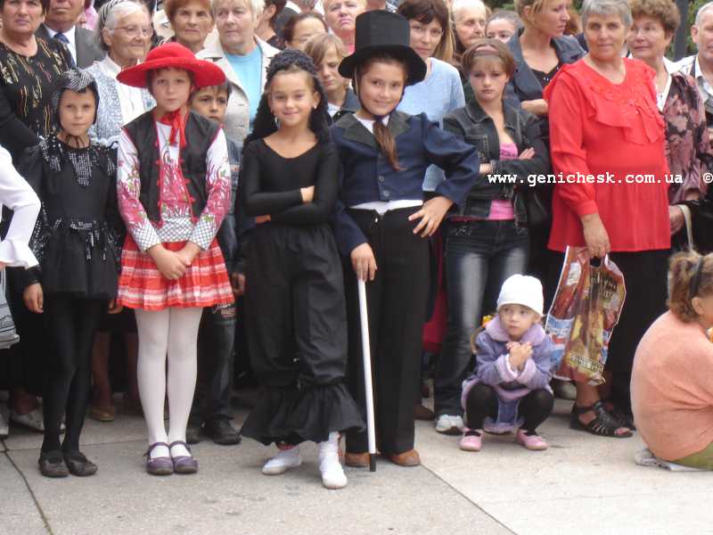 Самые юные жители приморского курортного городка на празднике