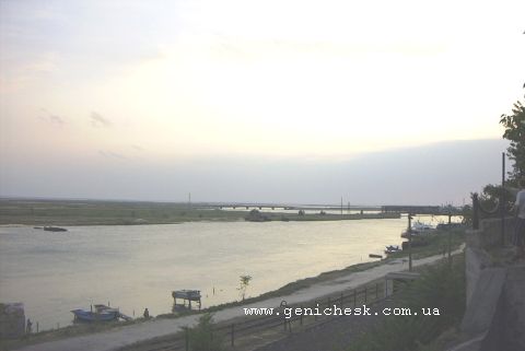 Пролив Тонкий , вдали справа видны генические мосты