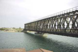 Нынешний вид старого железнодорожного моста в Геническе 