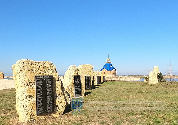 Памятники погибшим участникам АТО в войне на территории Генического района на Арабатской стрелке за с.Стрелковое